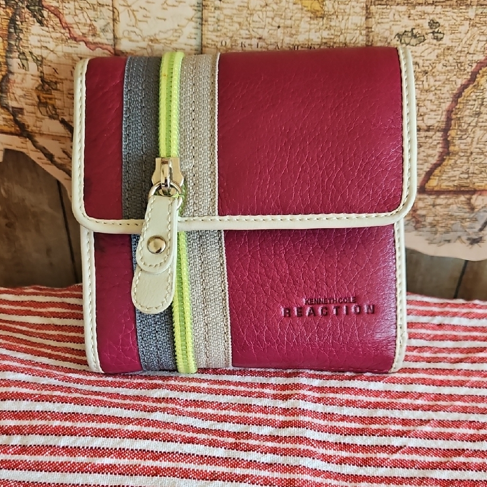 NWOT TRIFOLD WALLET